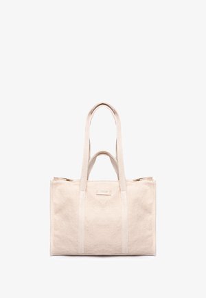 Beige geweven schoudertas met twee korte en twee lange handvatten, rechthoekige vorm en een klein rechthoekig label aan de voorkant.