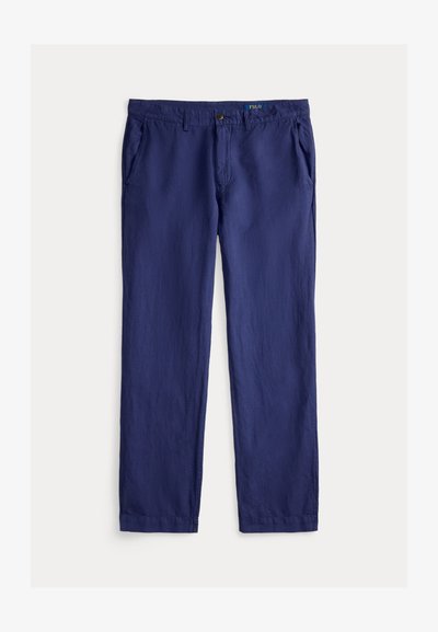 Granatowe męskie bawełniane spodnie o prostych nogawkach z przednimi kieszeniami, zapięciem na guzik i szlufkami na pasek, oznaczone etykietą "Polo" na pasku.