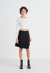 Weekday PLEATED MIDI SKIRT - Omlottkjol - black