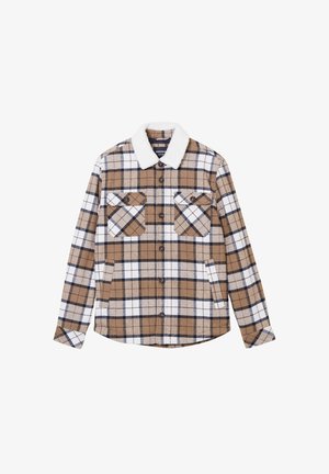 Chaqueta de camisa a cuadros marrón con acentos en blanco y marino, que presenta un suave cuello blanco, dos bolsillos en el pecho y cierres de botones.