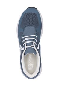Niebieskie buty sportowe z siateczki i zamszu, białe sznurowadła, wyściełany kołnierz oraz teksturowana wkładka z logo.