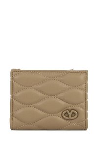 Portafoglio in pelle color tan con motivo a onda trapuntato, chiusura a zip e logo impresso sul davanti. Forma rettangolare compatta.