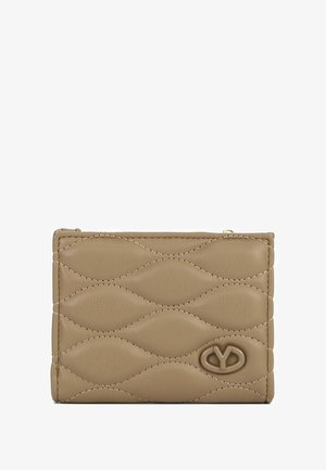 Portafoglio in pelle color tan con motivo a onda trapuntato, chiusura a zip e logo impresso sul davanti. Forma rettangolare compatta.