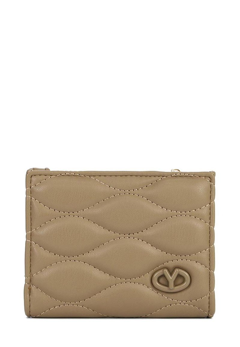 Portafoglio in pelle color tan con motivo a onda trapuntato, chiusura a zip e logo impresso sul davanti. Forma rettangolare compatta.