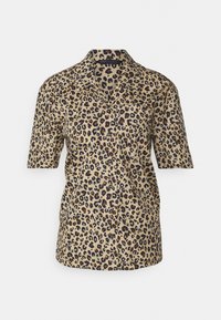 Camisa de manga curta com padrão de leopardo sobre fundo bege, apresentando um colarinho, fecho com botões na frente e uma textura suave.