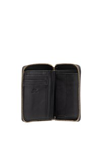 Portafoglio in pelle nera con una zipper dorata, dotato di più scomparti per carte e un interno aperto, che mette in mostra una texture liscia e un branding minimale.