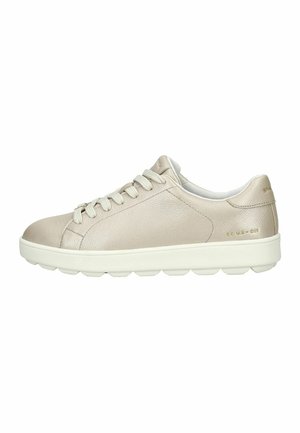 Sneaker in pelle beige con una texture liscia, punta tonda e suola in gomma bianca caratterizzata da distintivi tasselli arrotondati. Branding sottile sul tallone.