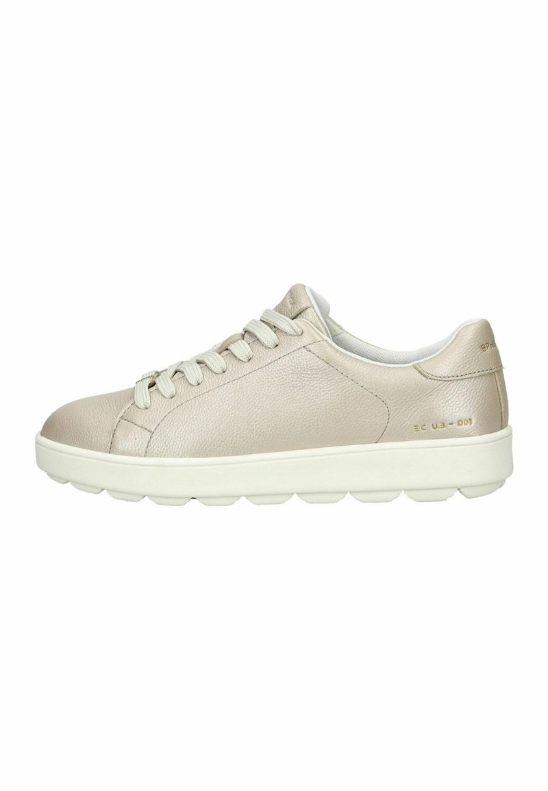 Sneaker in pelle beige con una texture liscia, punta tonda e suola in gomma bianca caratterizzata da distintivi tasselli arrotondati. Branding sottile sul tallone.