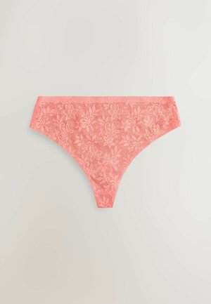 Koraļļu krāsas mežģīņu biksītes ar ziedu rakstu un viļņotām malām, kas ir maigas tekstūras un zema jostas līmeņa dizainā.