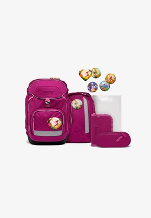Magenta Rucksack-Set bestehend aus einem Hauptrucksack, einer kleineren Tasche, einem Federmäppchen und einem Ordner. Enthält dekorative Knöpfe mit bunten Naturmotiven.