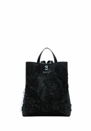 Zwarte rugzak met reliëf bloemmotief, zilveren gesp, bovenhandvat en een klein wit kettingdetail aan de zijkant, met het merk "desigual" in sierlijke letters.