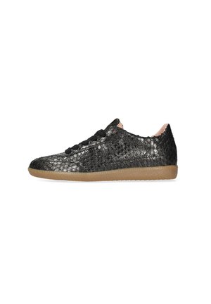Zwarte sneakers van slangenleer met een gestructureerd oppervlak, zwarte veters en een gevoerde rubberen zool. Ontworpen met een lage profiel en minimale accenten.