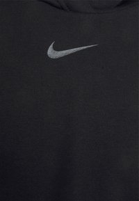 Svart bomullströja med en grå Nike-logotyp på vänster bröst. Slät textur med huva och ribbade detaljer i kanterna.