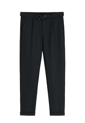 Pantalon noir sur mesure à taille haute, avec passants pour ceinture, fermeture par bouton, poches latérales, et ourlets raccourcis avec revers.