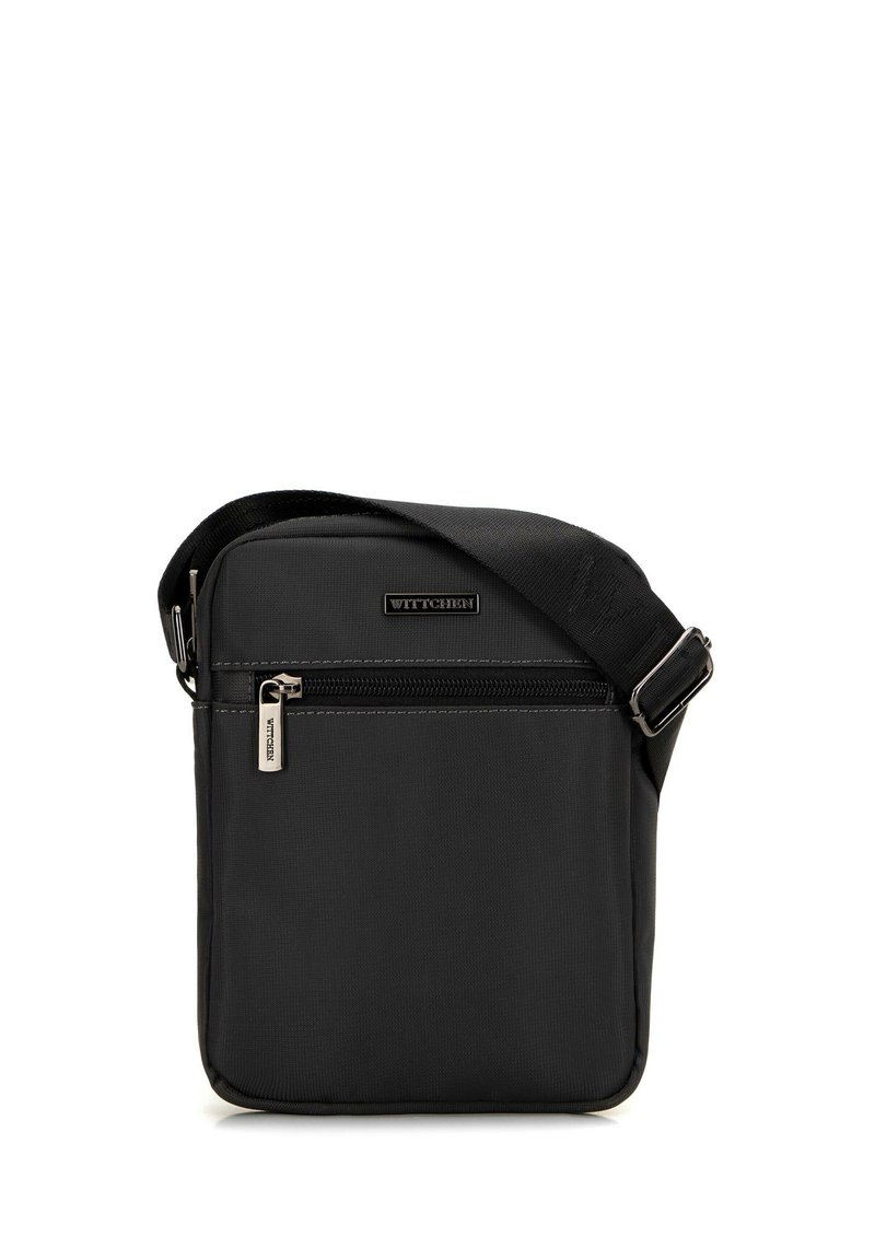 Borsa messenger nera realizzata in tessuto resistente, con un compartimento principale con zip, tasca frontale e tracolla regolabile.