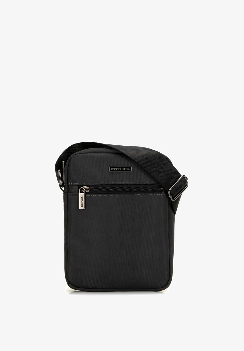 Borsa messenger nera realizzata in tessuto resistente, con un compartimento principale con zip, tasca frontale e tracolla regolabile.