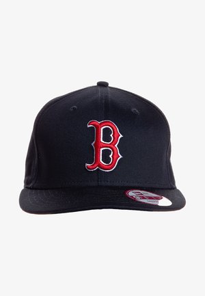 Gorra de béisbol negra con un logotipo bordado en rojo con la letra "B" en la parte frontal. Presenta un visor plano y una textura de tela suave. Incluye una etiqueta en el visor.