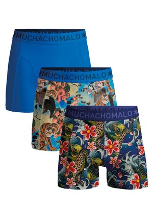 Tre boxer briefs con elastici in vita "MUCHACHOMALO"; uno blu solido, uno con tigri e farfalle, e uno con carpe koi e fiori rosa.