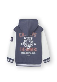 Sudadera con capucha en azul marino y blanco, con un gráfico de un tigre, el texto "CHAMPS" y "LA LIGA DE LOS GANADORES DE LA UNIVERSIDAD," puños y dobladillo a rayas.