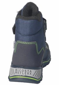 Bota azul marino con tejido texturizado, costuras verdes y una suela de goma gris. Cuenta con una correa ajustable y un logotipo prominente en el talón.