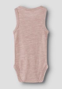 Ärmelloses, pinkes, geripptes Bodysuit aus einem strukturierten, weichen Material. Verfügt über einen runden Ausschnitt und Druckknopfverschlüsse am Boden für ein einfaches Ankleiden.