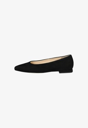 Ballet flat en suède noir avec un bout pointu, un design minimaliste, un petit talon bloc et un doublage intérieur lisse.