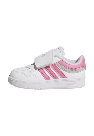 Zapatillas blancas con acentos en rosa, que cuentan con una parte superior de sintético suave, diseño de tres franjas, tiras de Velcro y suela de goma texturizada.