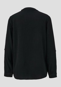 Chemise noire à manches longues en tissu texturé, avec des poignets à boutons et un petit col. Présente une coupe décontractée avec un dos droit.