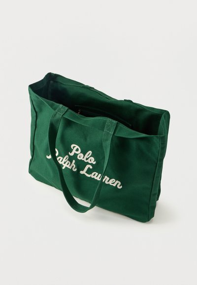 Πράσινη πάνινη τσάντα ώμου με κεντημένο το λογότυπο "Polo Ralph Lauren" σε λευκό, με διπλούς ιμάντες ώμου και ανοιχτό πάνω μέρος.