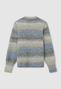 Gebreide trui met een horizontale verloop van grijs, blauw en beige tinten, met een ronde hals en geribbelde manchetten.