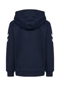 Marinblå huvtröja med lång ärm, ribbade muddar och nederkant, samt två vita chevronränder på varje ärm.