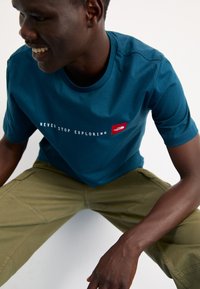 The North Face NEVER STOP EXPLORING TEE - Camiseta estampada - midnight petrol