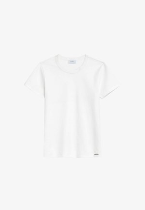 Płaskoszyta biała koszulka z krótkim rękawem i okrągłym dekoltem, z małą prostokątną metką blisko dolnego brzegu, na białym tle.