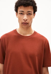 ARMEDANGELS MAARKUS SOLID - T-shirt basic - dark amber