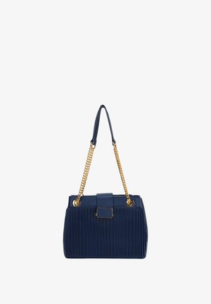 Borsa a pieghe blu navy con manici a catena dorata, forma strutturata, superficie liscia e dettaglio a chiusura rettangolare nella parte anteriore.