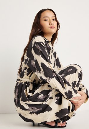 JUSIA SHIRT DRESS - Särkkleit - licorice