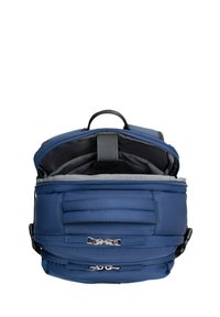 Donkerblauwe rugzak van duurzaam materiaal, met een ritssluiting, grijze binnenvoering, handvat aan de bovenkant en meerdere externe zakken.