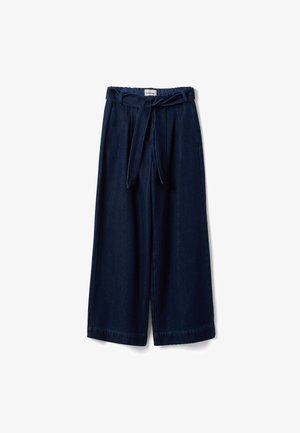 Pantalones de pierna ancha color azul marino con cintura alta, cinturón de tela atado al frente y trabillas, confeccionados en un material suave y texturizado.
