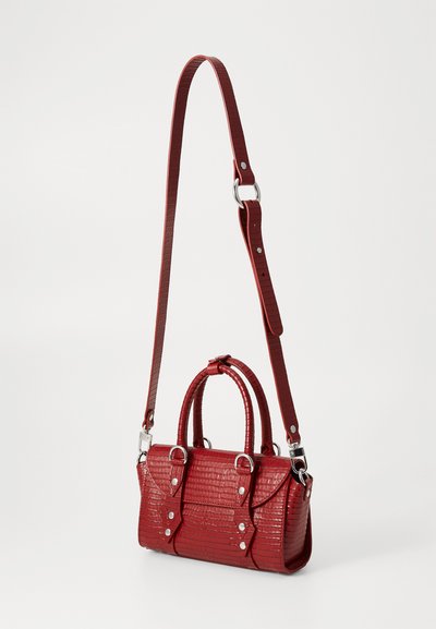 Borsa a tracolla rossa, testurizzata, realizzata in ecopelle, dotata di manici doppi, una tracolla removibile e dettagli in metallo argentato.