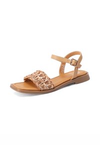 Sandal flat con una toma intrecciata beige, dotata di una fascia larga e di una sottile cinghia alla caviglia con fibbia. Suola marrone testurizzata e soletta imbottita.
