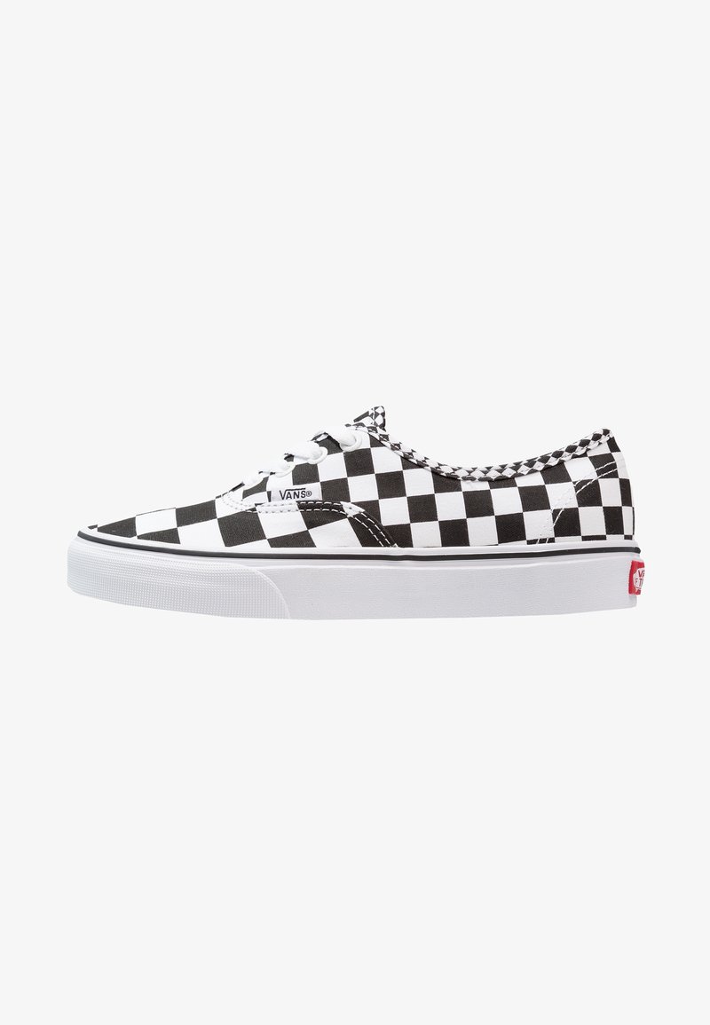 Baskets basses Vans à carreaux noir et blanc avec semelle blanche en caoutchouc et lacets, vues de profil sur fond blanc.