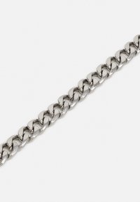 Bracelet en chaîne métallique avec des maillons entrelacés, finition argentée polie, texture lisse et bords arrondis pour un design continu.