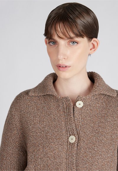 Brązowy sweter z dzianiny o teksturowanym wykończeniu, z klapowanym kołnierzem i dwoma jasnymi guzikami z przodu.