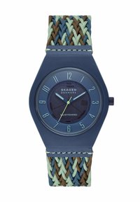 Skagen Denmark solarbetriebene Uhr mit blauem rundem Zifferblatt, silbernen Stundenmarkierungen und geflochtenem grünem, braunem und blauem Stoffarmband.
