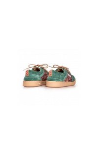 Zapatillas de ante verde con paneles laterales estampados, suela de goma marrón claro y cordones marrones. Presenta una pequeña etiqueta de logo en el talón.