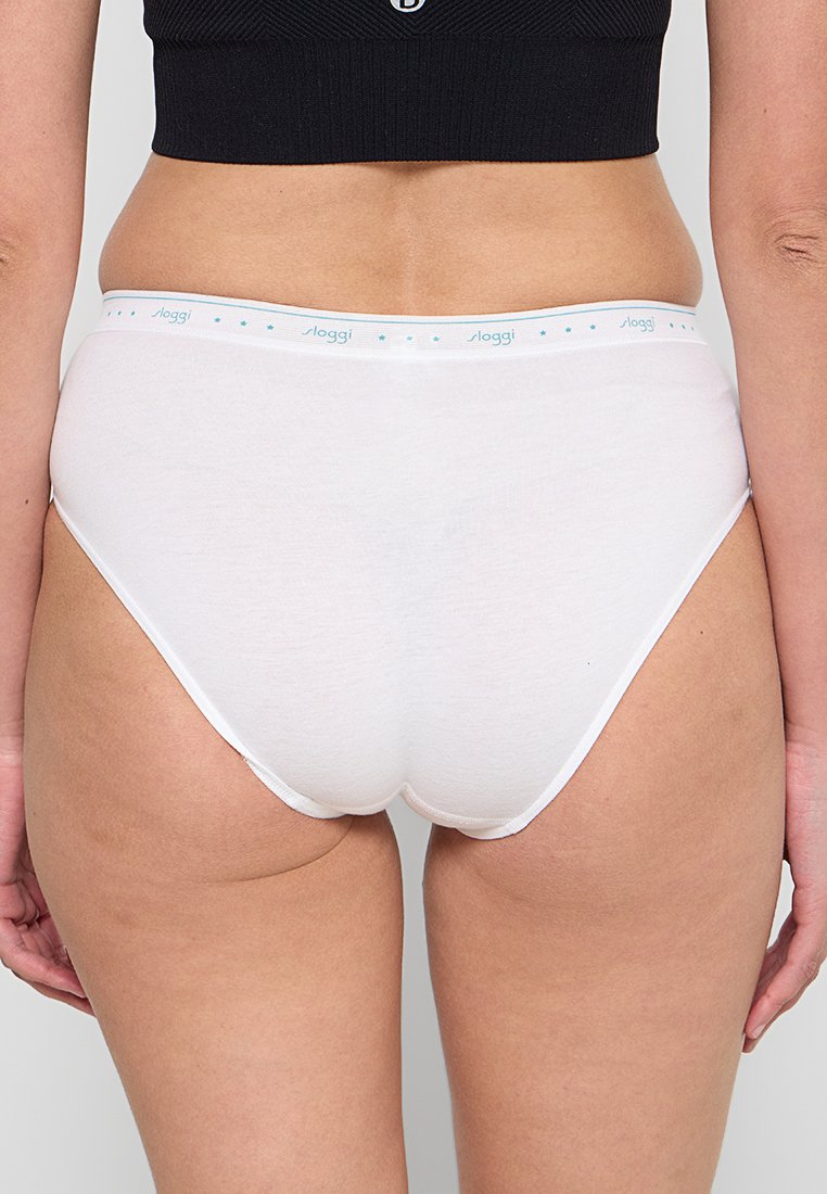 Białe bawełniane slipy o gładkiej fakturze i elastycznym pasku w talii, z jasnoniebieskim logo Sloggi nadrukowanym wokół góry.