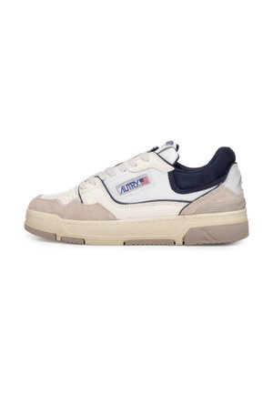 Sneaker bassa bianca e beige con collarino posteriore blu navy, punta traforata, patch con logo Autry e suola in gomma beige.