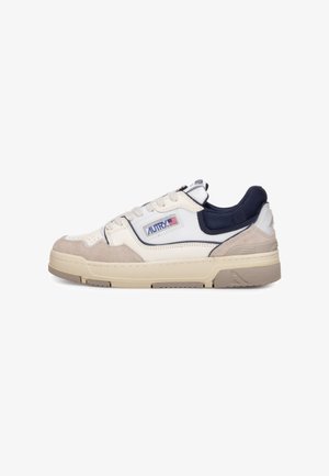 Sneaker bassa bianca e beige con collarino posteriore blu navy, punta traforata, patch con logo Autry e suola in gomma beige.