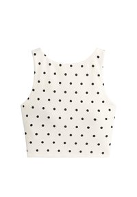 Biały krótki top bez rękawów z równomiernie rozmieszczonymi małymi czarnymi groszkami i okrągłym dekoltem, prezentowany na płasko na białym tle.