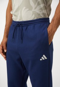 adidas Sportswear FEELCOZY PANT - Παντελόνι φόρμας - dark blue/white